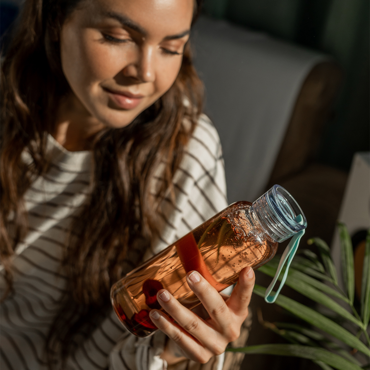 R08232.00 - 500 ml Azure glass water bottle, colorless 