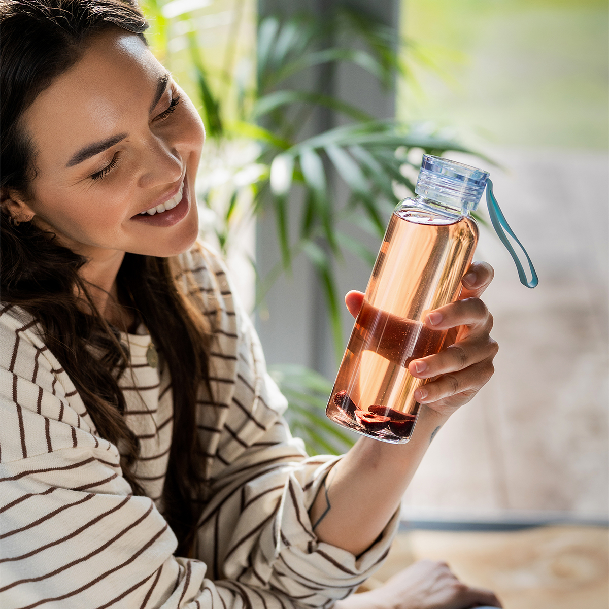 R08232.00 - 500 ml Azure glass water bottle, colorless 