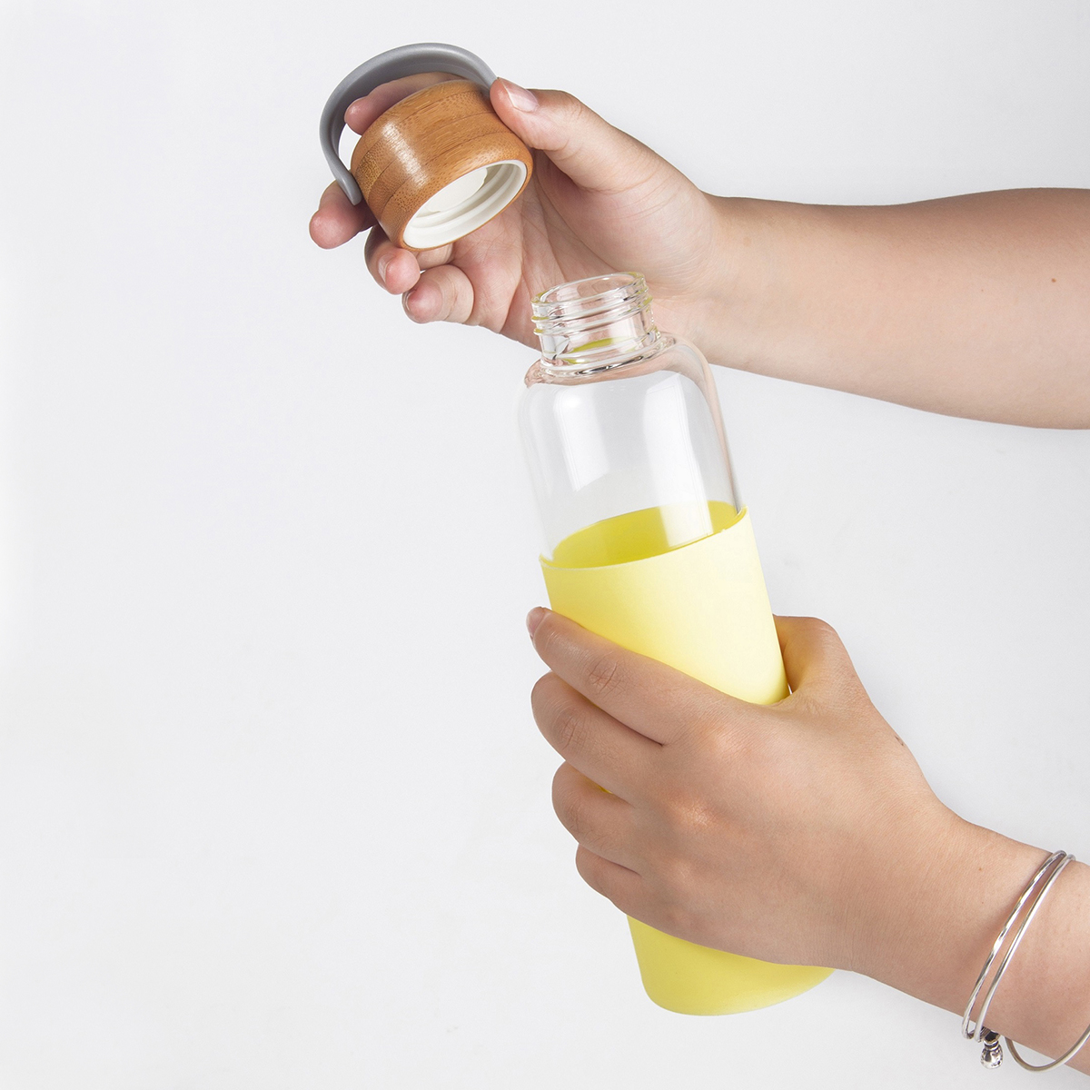 R08272.03 - 560 ml Refresh glass bottle, yellow 