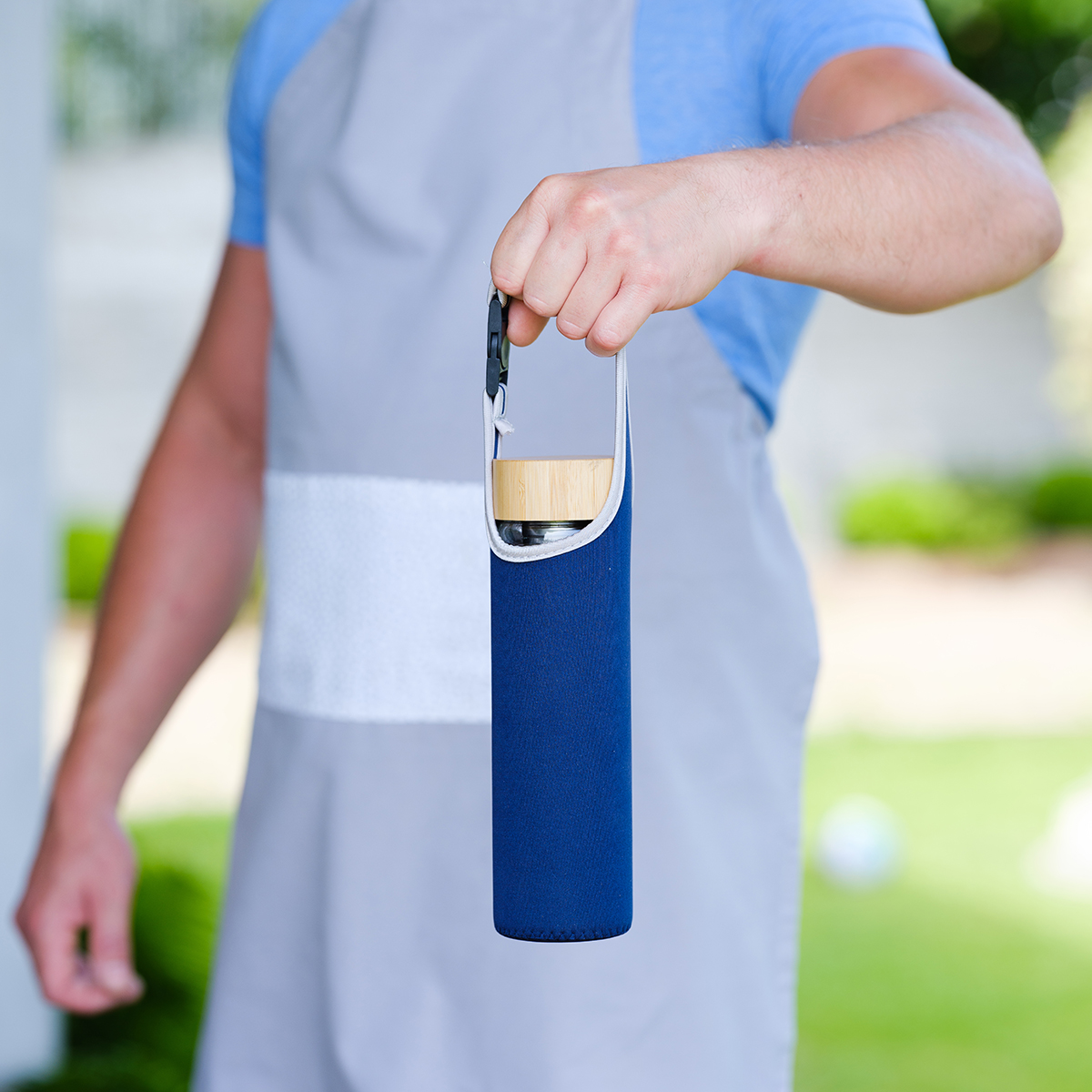 R08273.42 - 600 ml Gourmet glass bottle with tea infuser, dark blue 