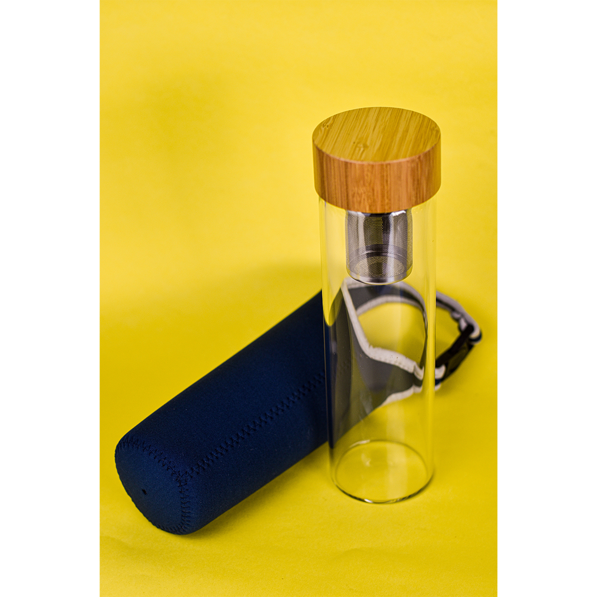 R08273.42 - 600 ml Gourmet glass bottle with tea infuser, dark blue 