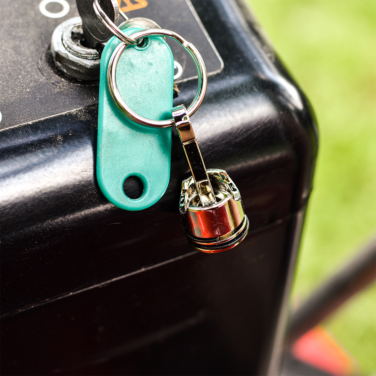 R73225 - Piston metal keyring, silver 